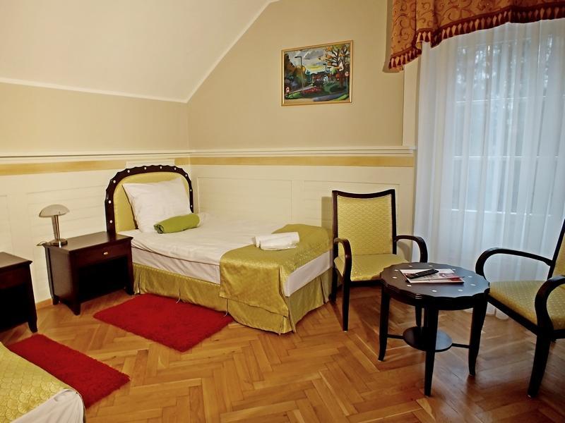 Dom Pracy Tworczej Hotel Goluchow Exterior foto